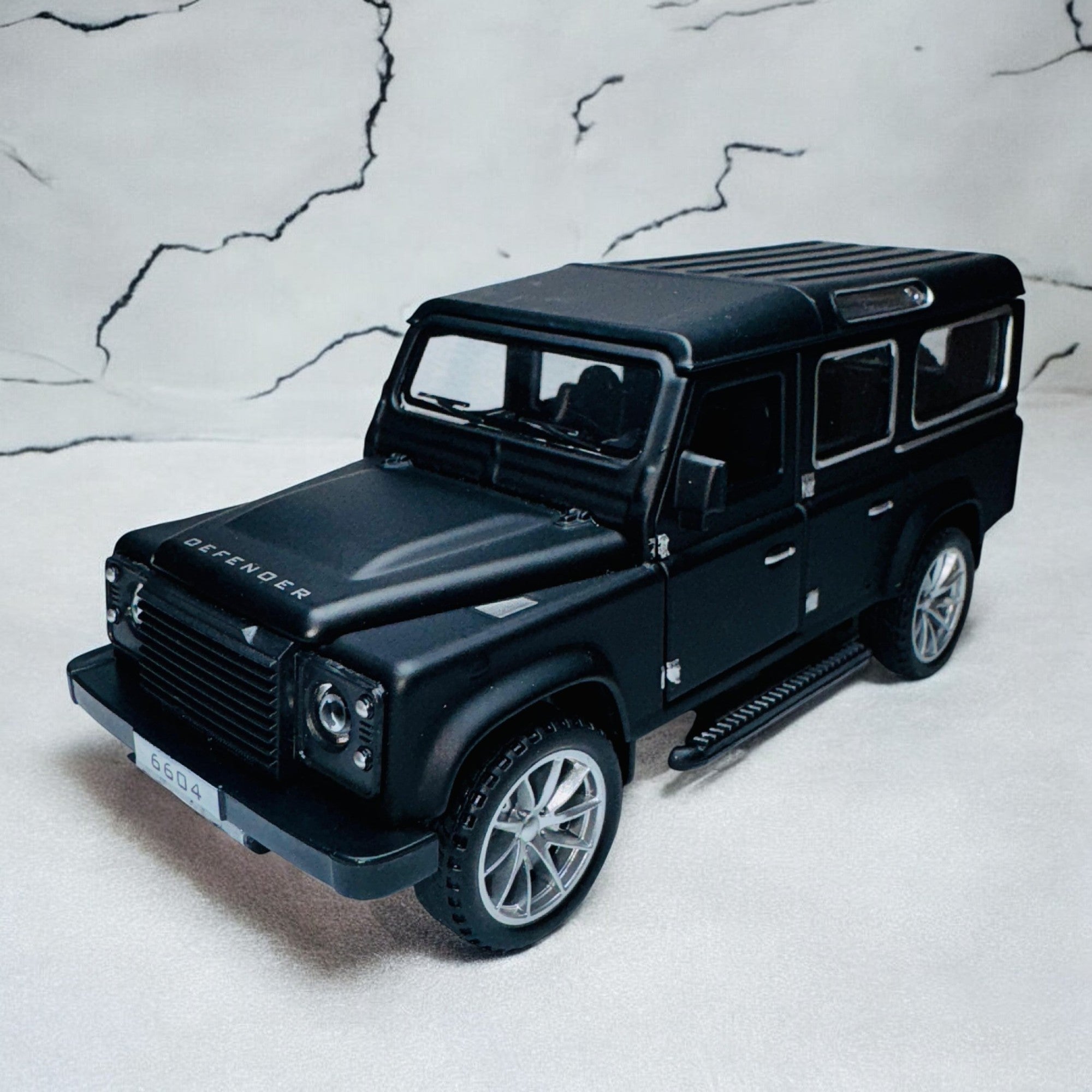 Classic Land Rover Defender 110 1:24 diecast Scale Model Car