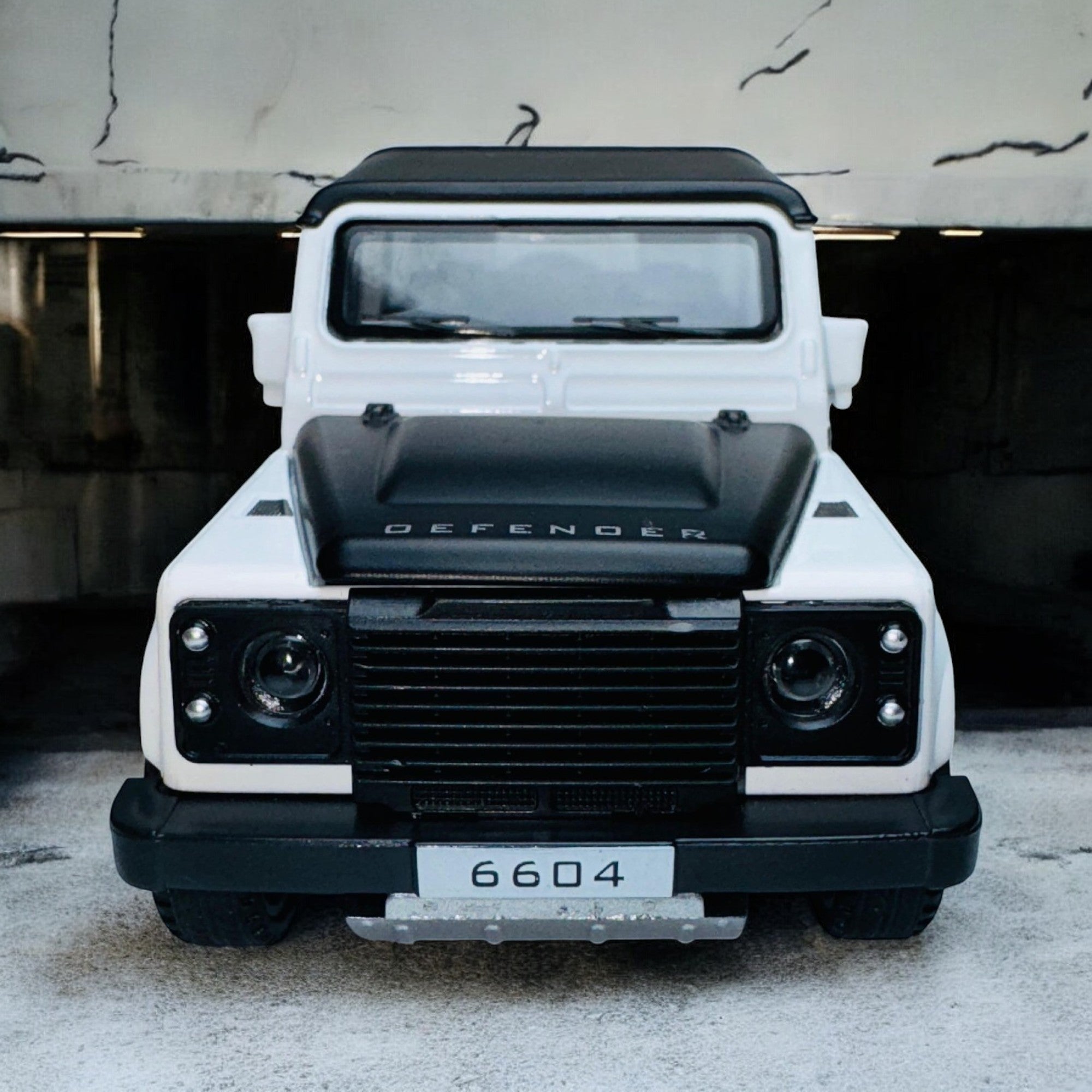 Classic Land Rover Defender 110 1:24 diecast Scale Model Car