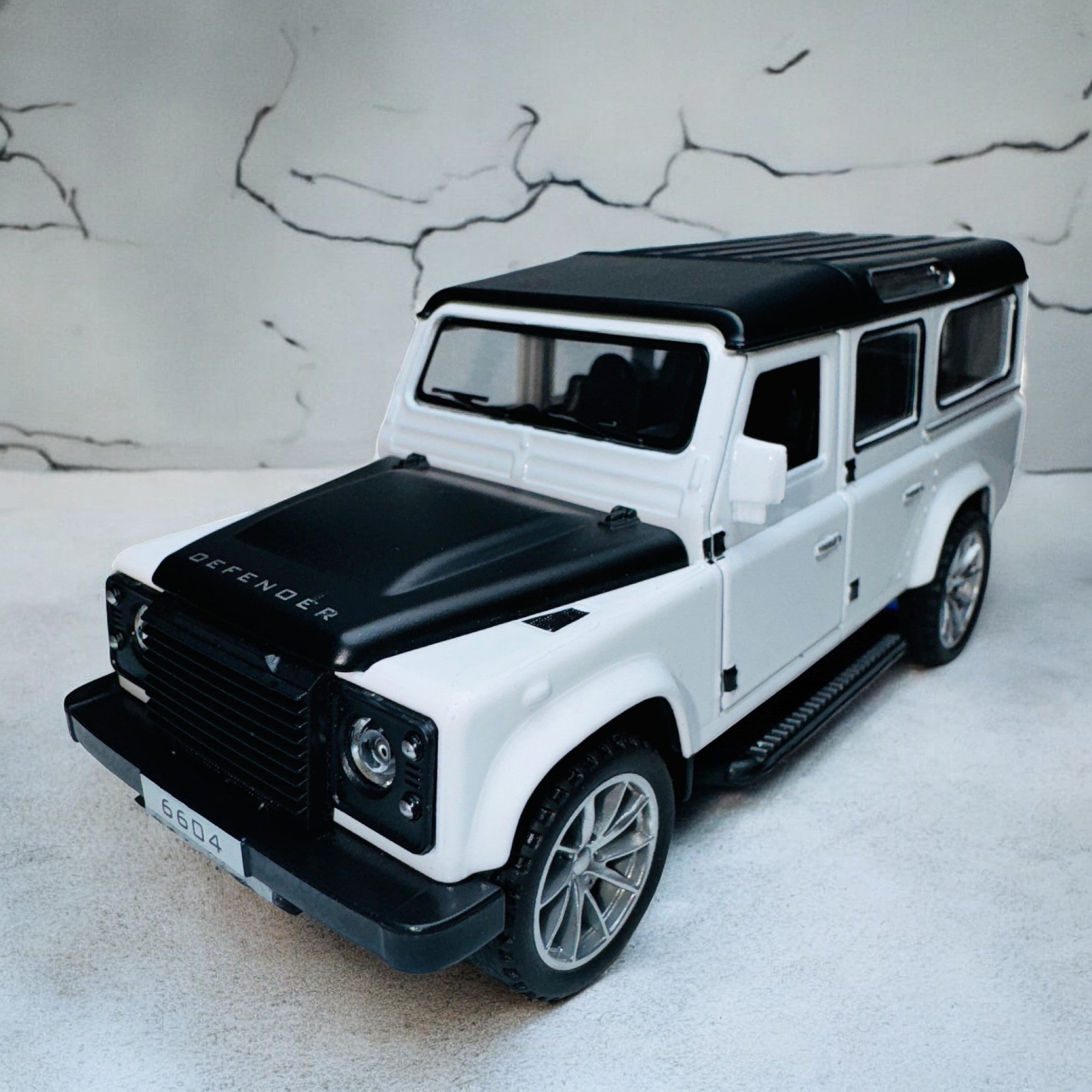 Classic Land Rover Defender 110 1:24 diecast Scale Model Car