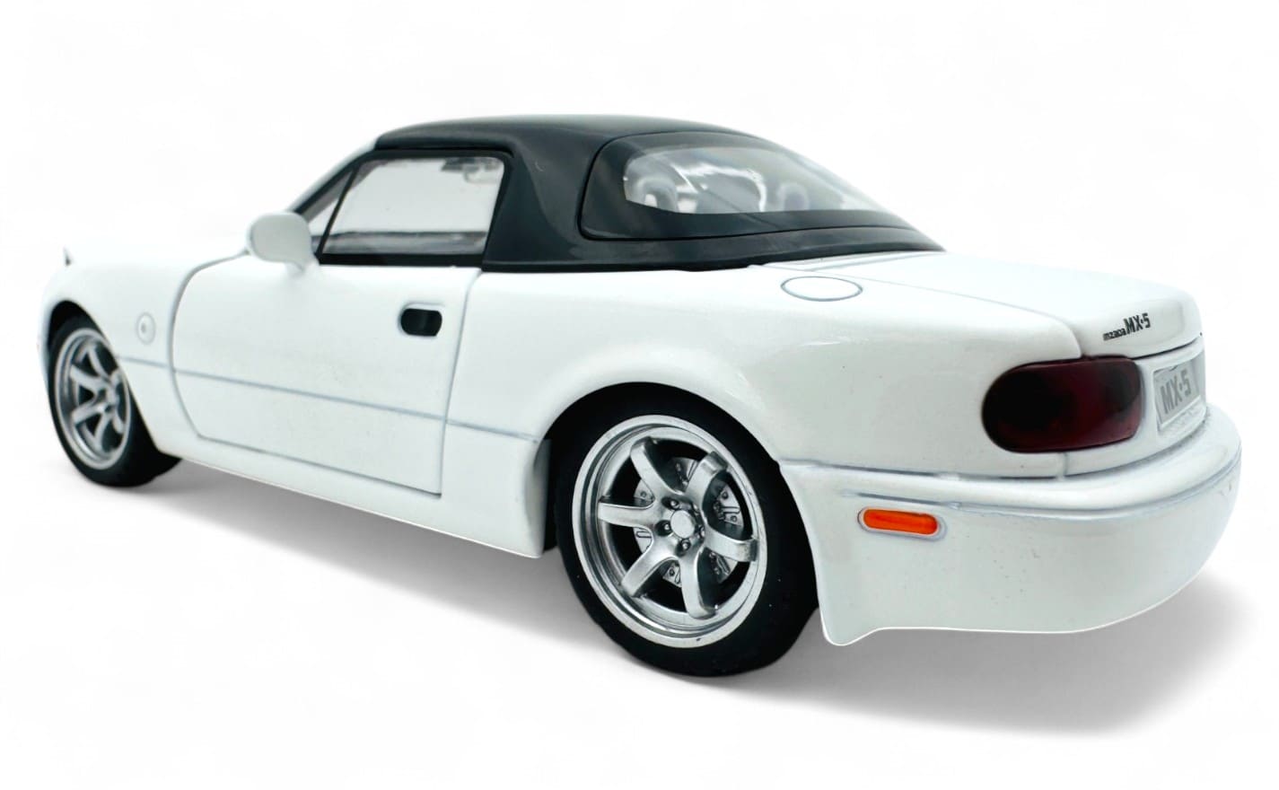 1990 Mazda MX-5 roadster 1:24 Scale Model collectible