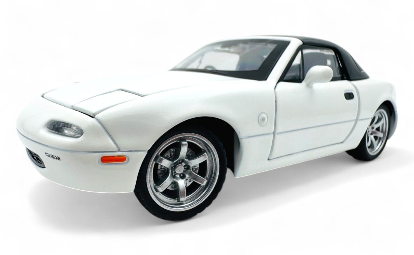1990 Mazda MX-5 roadster 1:24 Scale Model collectible