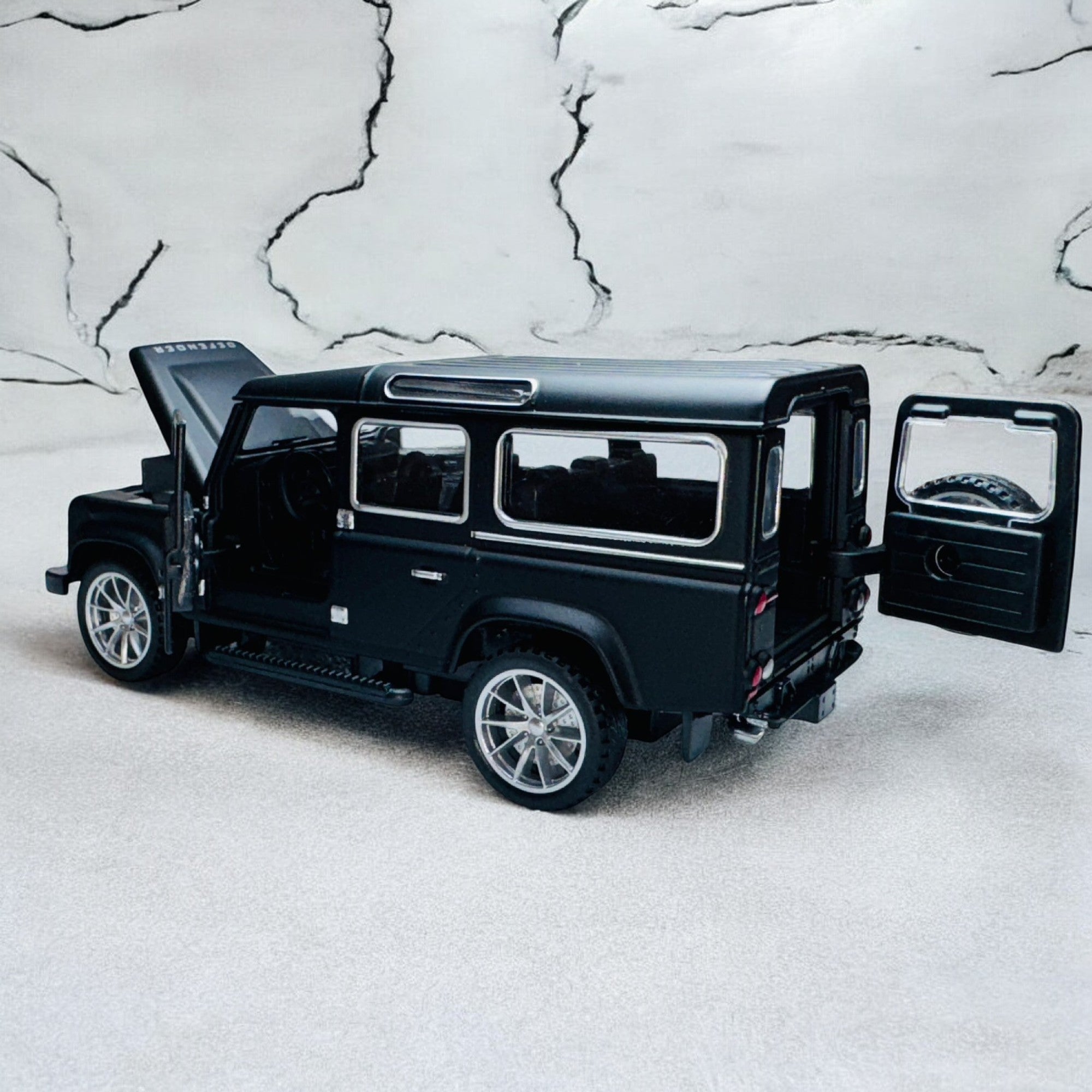 Classic Land Rover Defender 110 1:24 diecast Scale Model Car