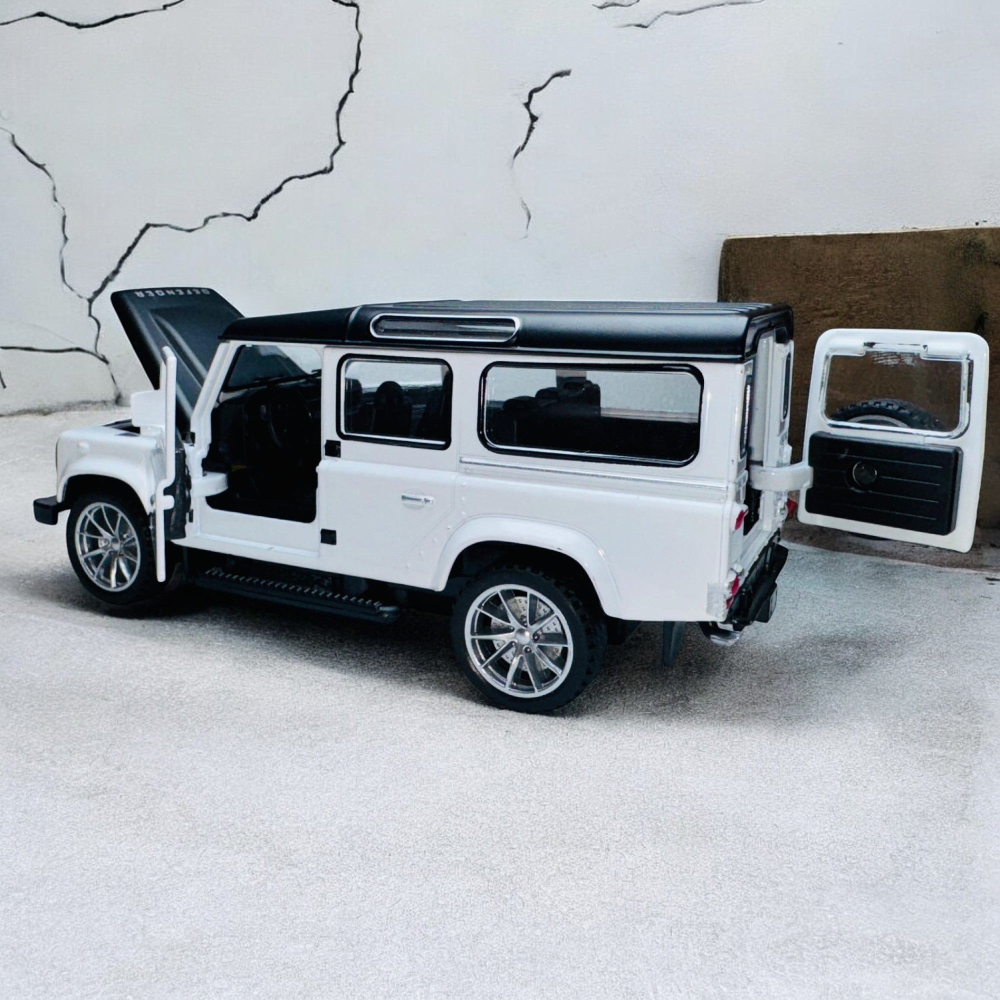 Classic Land Rover Defender 110 1:24 diecast Scale Model Car