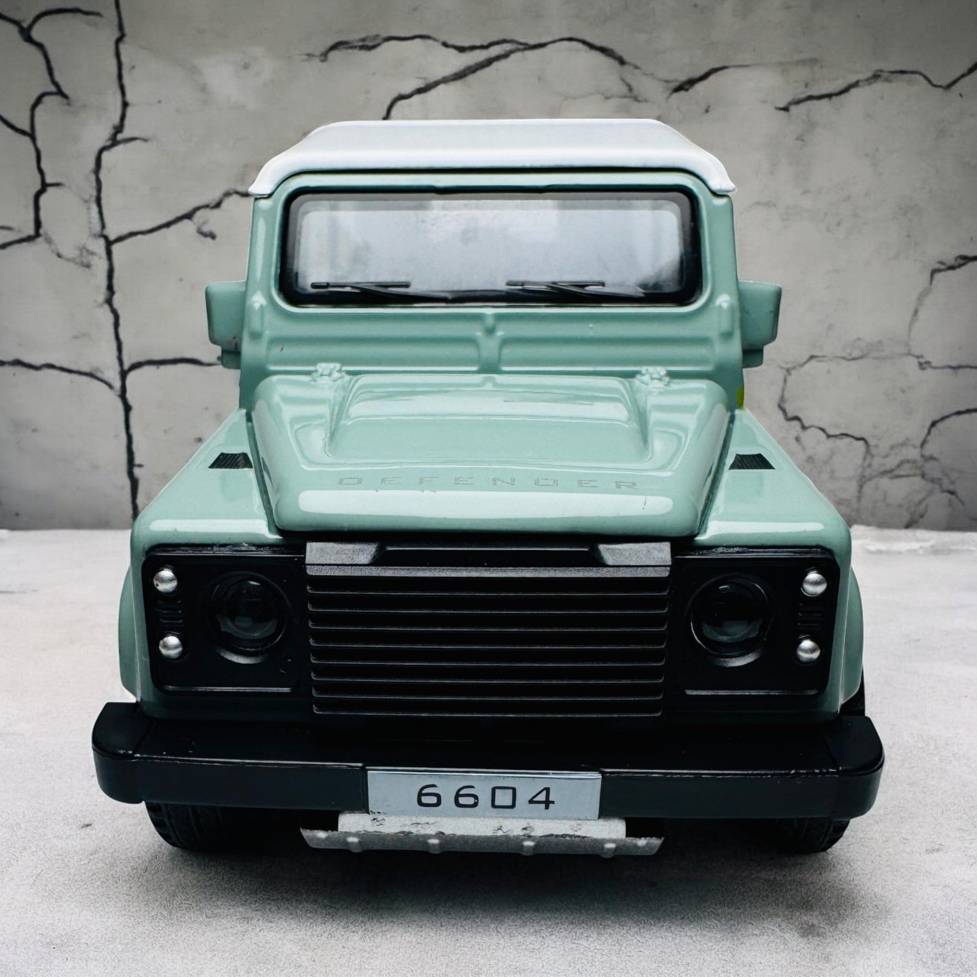 Classic Land Rover Defender 110 1:24 diecast Scale Model Car