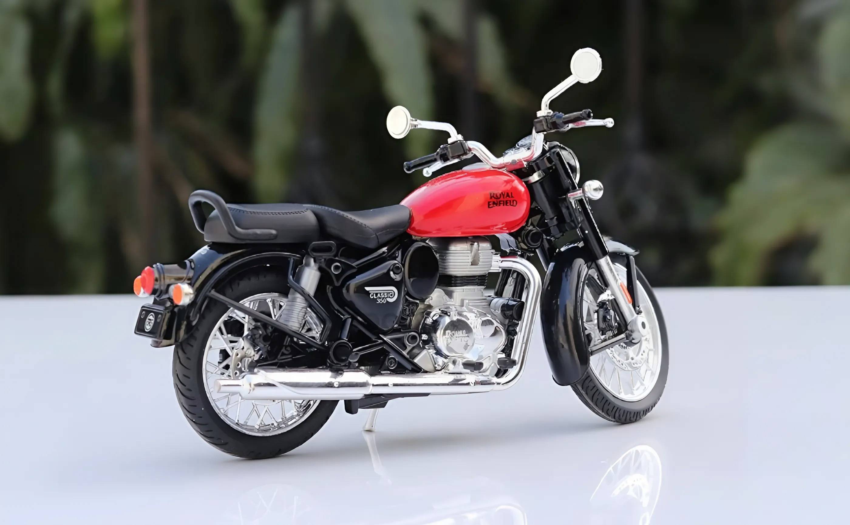 Royal Enfield Classic 350 Signals Sandstorm 1:15 licensed die-cast scale model bike & 2 Extra Tanks