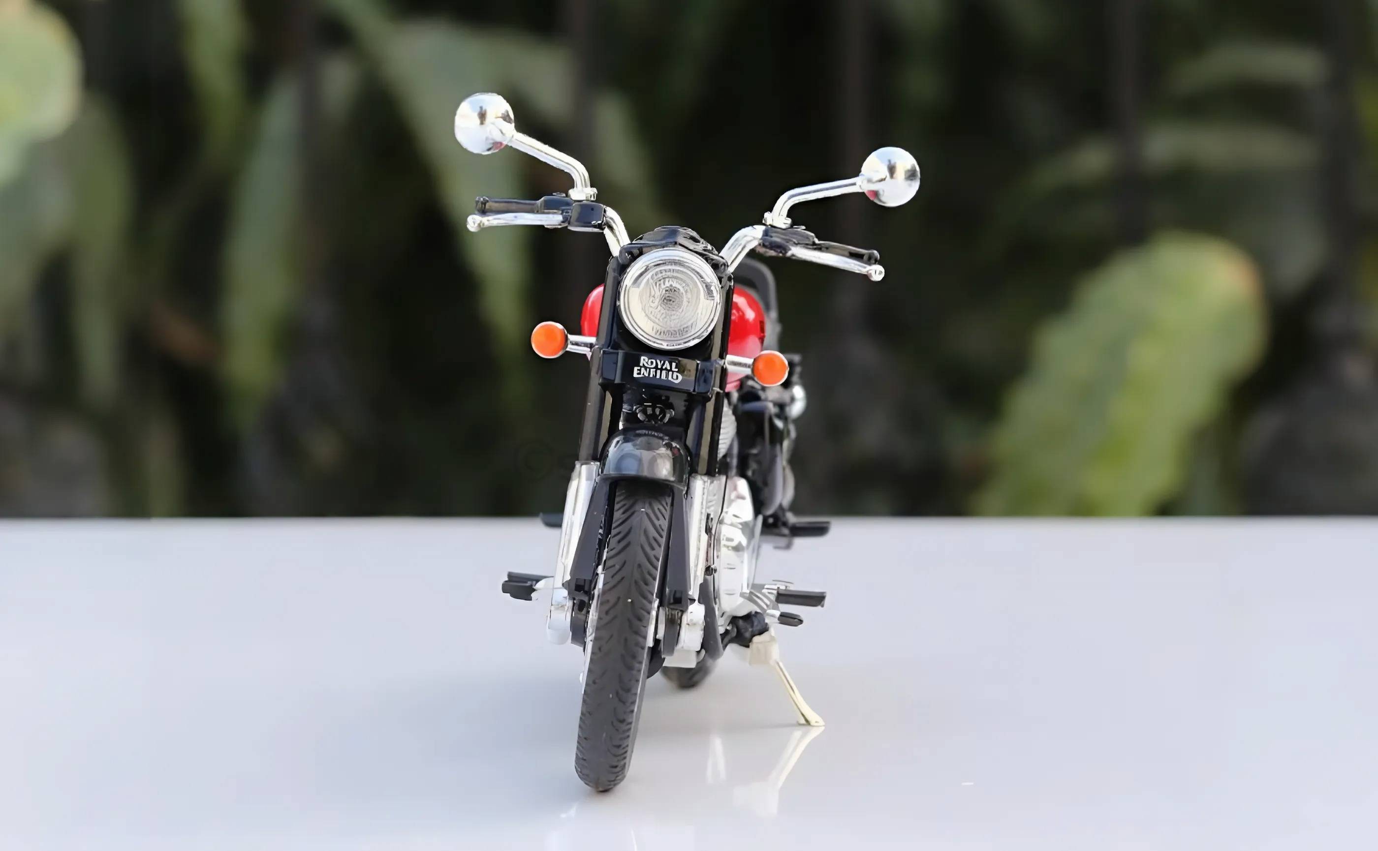 Royal Enfield Classic 350 Signals Sandstorm 1:15 licensed die-cast scale model bike & 2 Extra Tanks