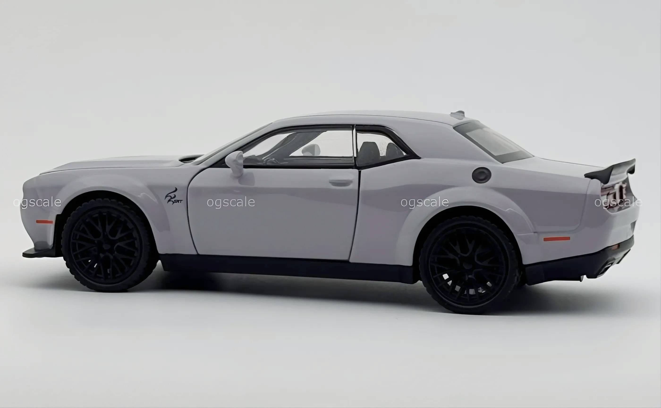 Dodge Challenger SRT Hellcat 1:24 diecast scale model car