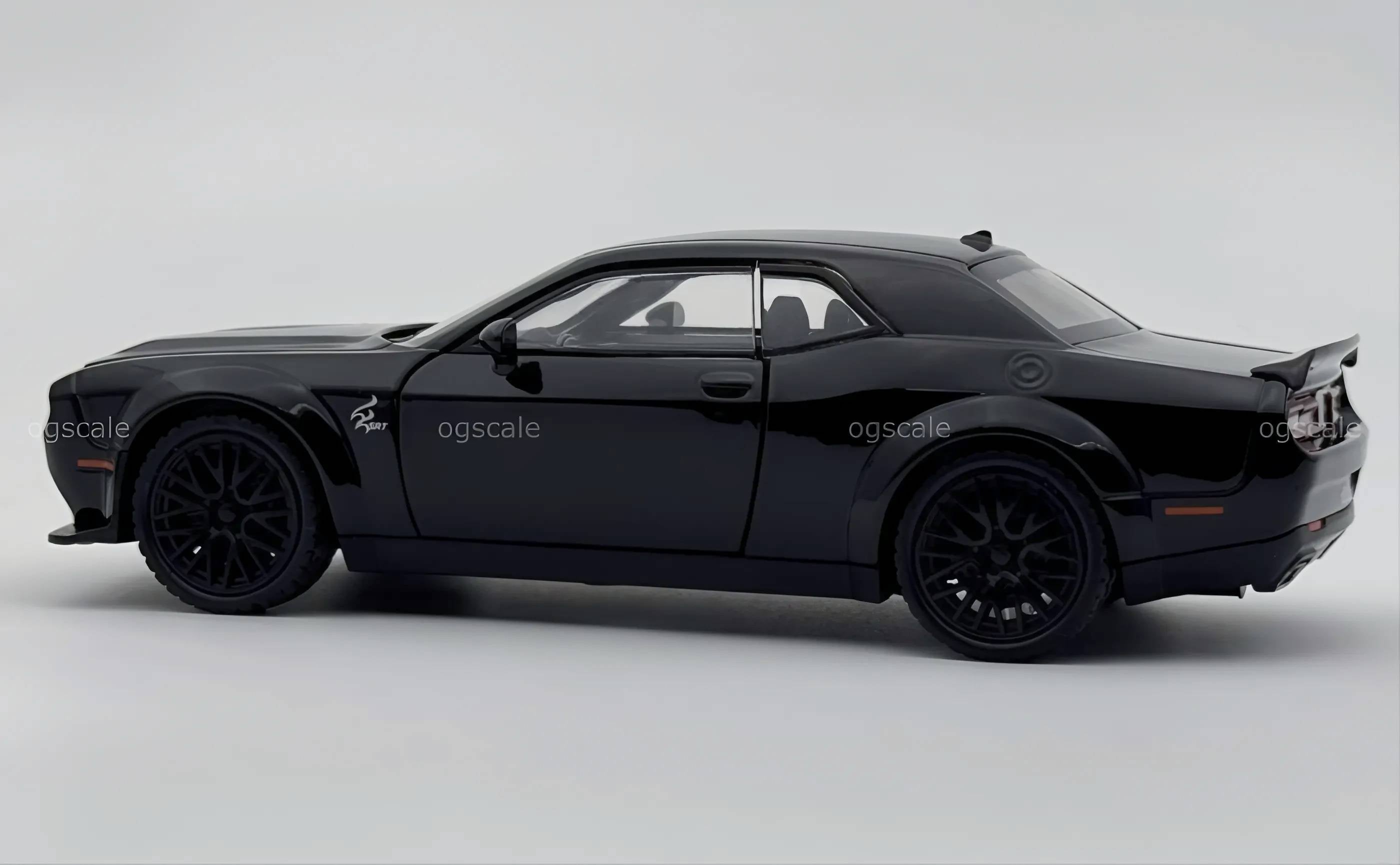 Dodge Challenger SRT Hellcat 1:24 diecast scale model car